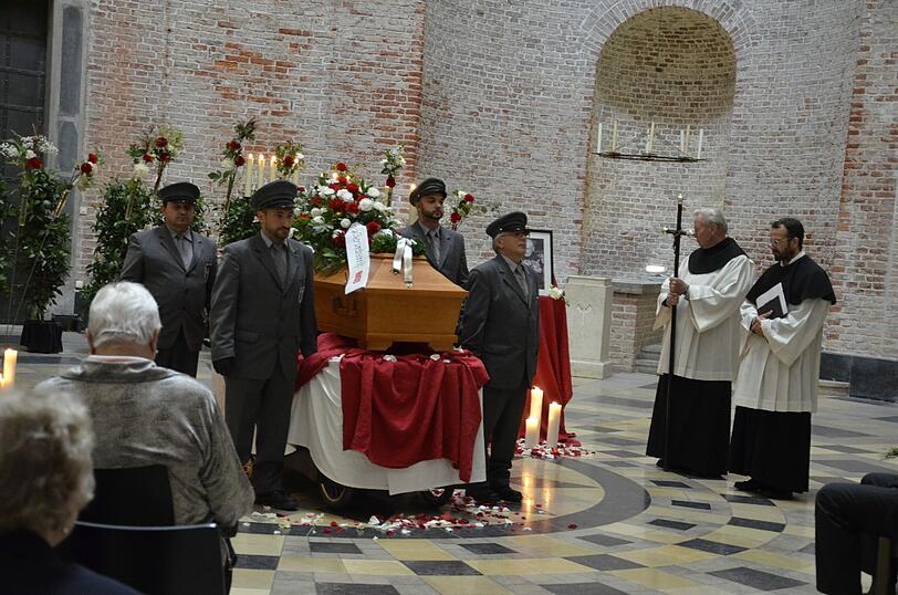 Abschied von Karl-Heinz Wendicke, dem BISS-Verkäufer. Am Ostfriedhof erwiesen Freunde und Kollegen dem Mann vom Marienplatz-Sperrengeschoß die letzte Ehre