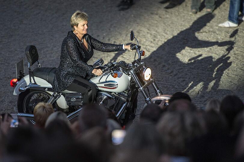 Im Musical fährt Fürstin Gloria den Eddie-Darsteller mit ihrem Motorrad auf die Bühne.