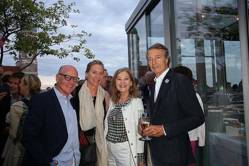 Detlev Freiherr von Wangenheim mit Ehefrau Leslie und Ralph-Michael Nagel mit Ehefrau Sabina (Lodenfrey)