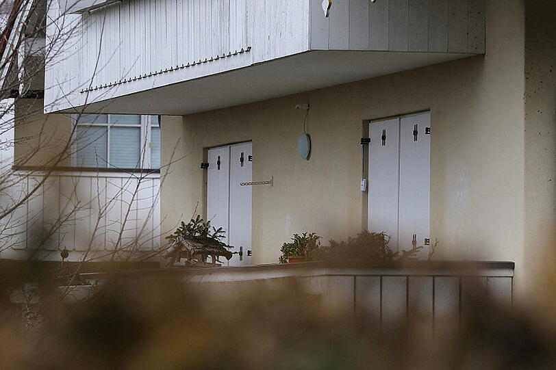 Bilder vom großen SEK-Einsatz in Chieming. Ein 54-jähriger Mann verschanzte sich schwer bewaffnet in seiner Wohnung.