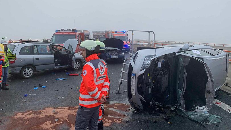 Trümmerhaufen auf der A7 - Rettungskräfte bergen am Sonntag die 18 beschädigten Fahrzeuge. Bilder vom Einsatz. Trümmerhaufen auf der A7 - Rettungskräfte bergen am Sonntag die 18 beschädigten Fahrzeuge. Bilder vom Einsatz.