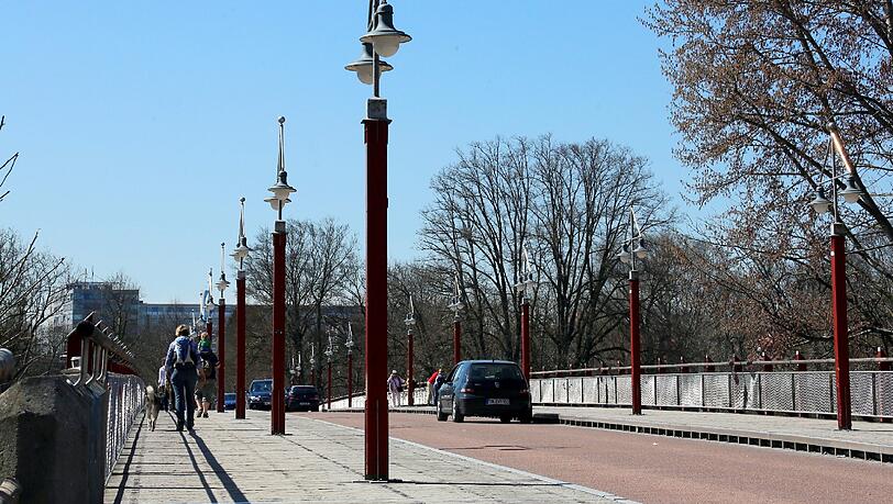 Bisher gibt's auf der Tierparkbrücke und am Harlachinger Berg keinen Radweg. Grüne und SPD wollen das nun ändern. (Archivbild)