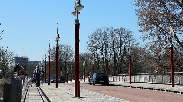 Bisher gibt's auf der Tierparkbrücke und am Harlachinger Berg keinen Radweg. Grüne und SPD wollen das nun ändern. (Archivbild)