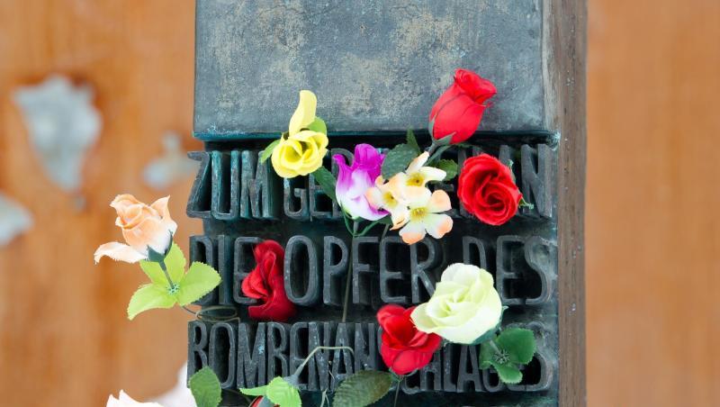 Blumen stecken an einem Denkmal, das an die Opfer des Oktoberfestattentats erinnert. Foto: picture alliance / dpa/Symbolbild Blumen stecken an einem Denkmal, das an die Opfer des Oktoberfestattentats erinnert. Foto: picture alliance / dpa/Symbolbild
