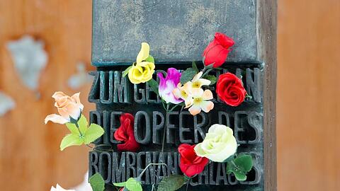 Blumen stecken an einem Denkmal, das an die Opfer des Oktoberfestattentats erinnert. Foto: picture alliance / dpa/Symbolbild