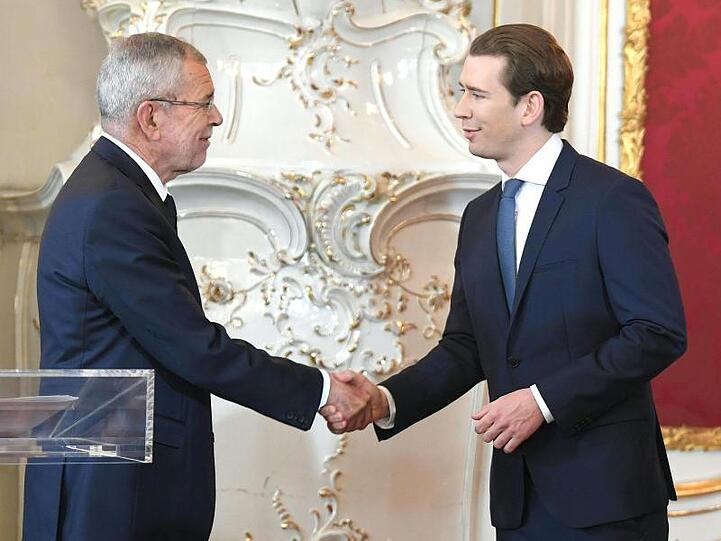 Österreichs Bundespräsident Alexander Van der Bellen vereidigt Sebastian Kurz als Bundeskanzler.