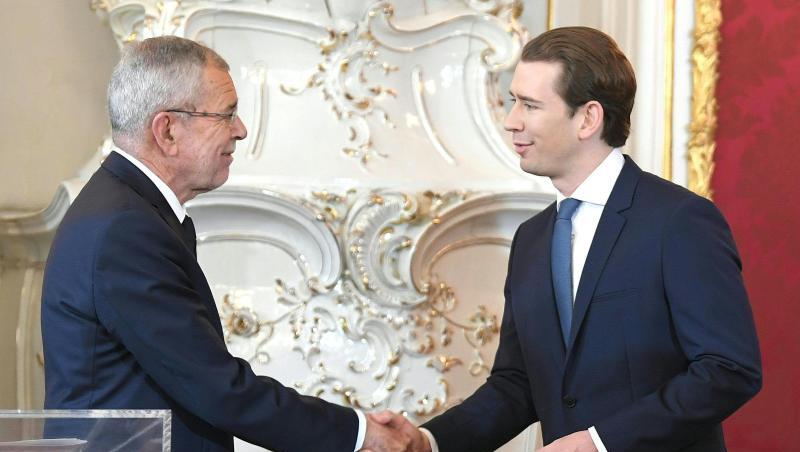 Österreichs Bundespräsident Alexander Van der Bellen vereidigt Sebastian Kurz als Bundeskanzler. Österreichs Bundespräsident Alexander Van der Bellen vereidigt Sebastian Kurz als Bundeskanzler.