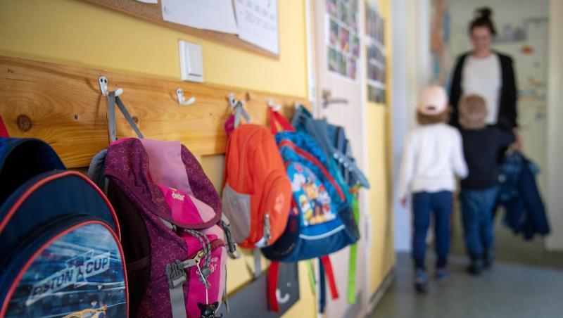 Kinderrucksäcke hängen im Eingangsbereich in einem Kindergarten. Kinderrucksäcke hängen im Eingangsbereich in einem Kindergarten.