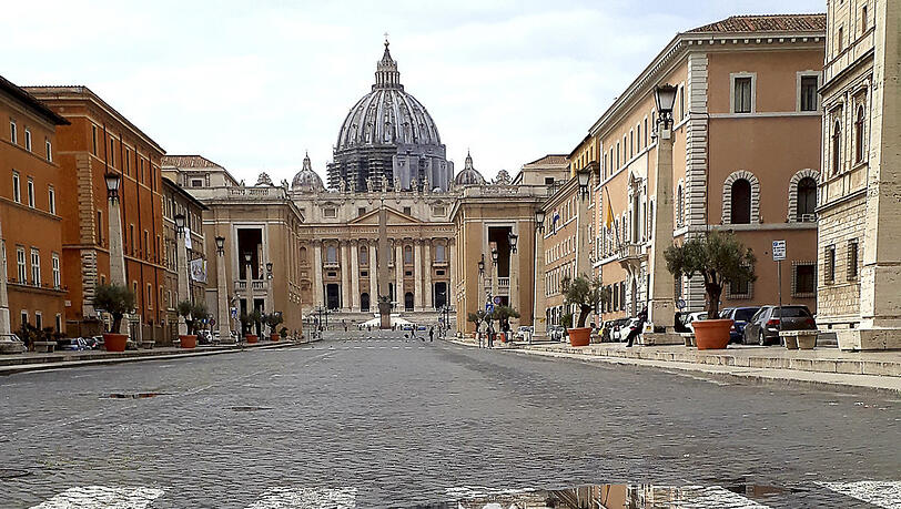 Die so gut wie menschenleere Via della Conciliazione in Rom mit der Kuppel des Petersdoms.