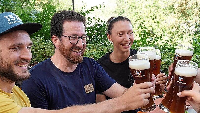 Prost! Tobias Zollo (Mitte) ist der erste Braumeister und Technischer Leiter. Andreas Rauscher ist Braumeister und Laura Grassl Produktionsplanerin bei der Staatsbrauerei Weihenstephan.