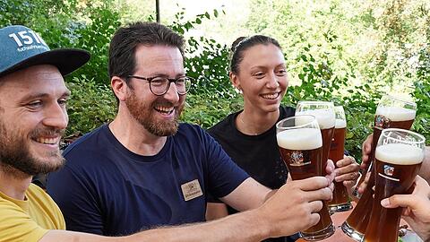 Prost! Tobias Zollo (Mitte) ist der erste Braumeister und Technischer Leiter. Andreas Rauscher ist Braumeister und Laura Grassl Produktionsplanerin bei der Staatsbrauerei Weihenstephan.