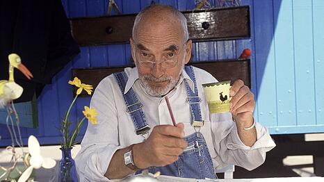 So bleibt er vielen Menschen im Ged&auml;chtnis: Peter Lustig vor dem legend&auml;ren Bauwagen seiner ZDF-Kindersendung "L&ouml;wenzahn", die seit 2006 von Nachfolger Guido Hammesfahr als "Fritz Fuchs" pr&auml;sentiert wird.