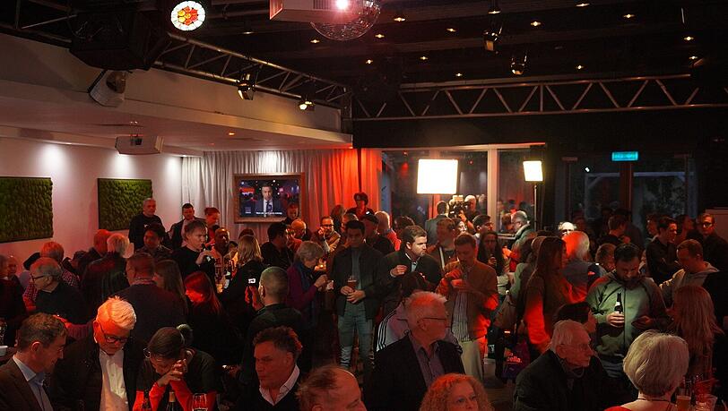 Betr&uuml;bte Stimmung bei der SPD am Oberanger nach den ersten Zwischenresultaten.