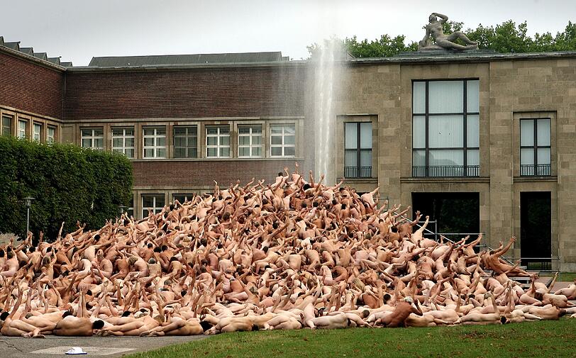 Mehrere hundert entkleidete Menschen stehen in Düsseldorf als Bestandteil einer Installation des Fotografen Spencer Tunick im Düsseldorfer Ehrenhof.