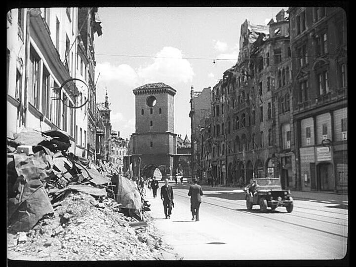 1945: Das Tal mit dem lädierten Isartor im Hintergrund.