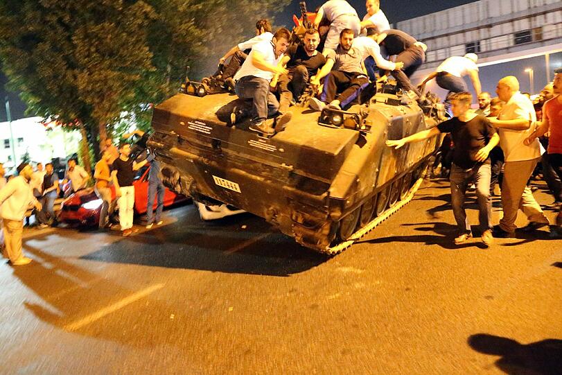 In der Türkei ist in der Nacht auf Samstag ein Militärputsch gescheitert. Die Bilder einer dramatischen Nacht.