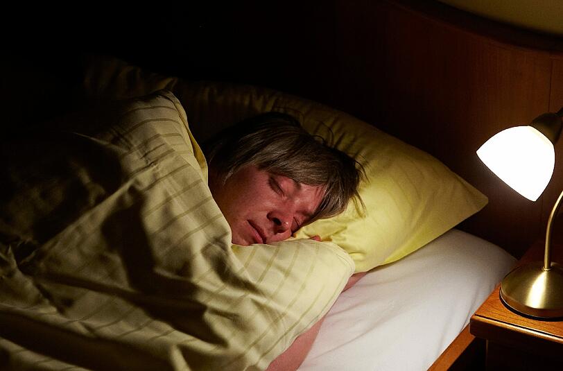 Das Bett war offenbar sehr gemütlich - der 17-Jährige schlief tief und fest, als der Wohnungsbesitzer nach Hause kam. (Symbolbild)
