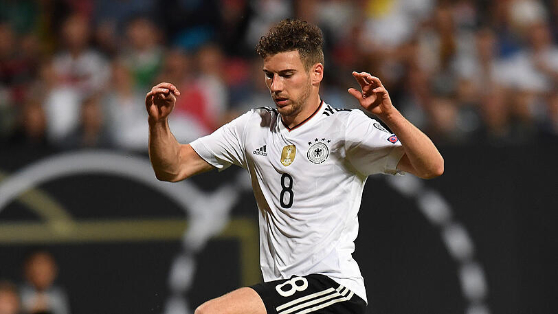 LEON GORETZKA - NOTE 3: Ein klassischer Achter mit der Nummer 8, der Schalker. Kurbelte die Offensive von halbrechts mit an. Easy going gegen den 204. der Fifa-Weltrangliste. Dass einige in ihm einen neuen Lothar Matthäus sehen, muss er erst noch bestätigen.