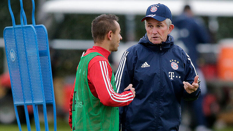Bayern-Trainer Jupp Heynckes (rechts) hält große Stücke auf Abwehrspieler Rafinha.