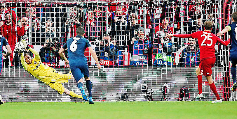 Fehlschuss: Im Halbfinal-Rückspiel gegen Atlético vergibt Müller vom Punkt, Bayern scheidet aus. Fotos: dpa (5), Rauchensteiner/Augenklick
