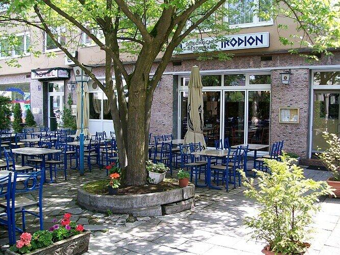 Der alteingesessene Grieche im Viertel muss schließen. Biergarten und Gastraum waren immer gut gefüllt. Die Stammgäste wünschen sich, dass es in neuen Räumen weitergeht.