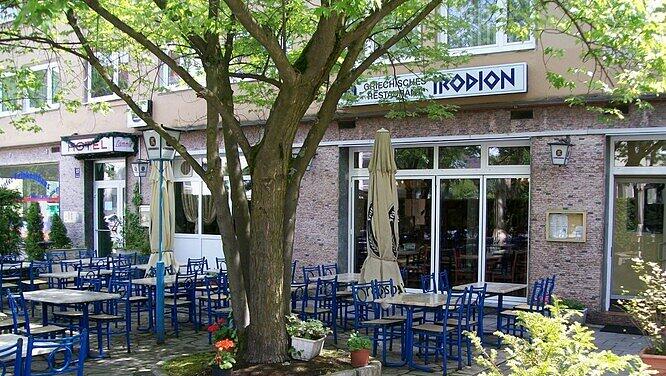 Der alteingesessene Grieche im Viertel muss schließen. Biergarten und Gastraum waren immer gut gefüllt. Die Stammgäste wünschen sich, dass es in neuen Räumen weitergeht. Der alteingesessene Grieche im Viertel muss schließen. Biergarten und Gastraum waren immer gut gefüllt. Die Stammgäste wünschen sich, dass es in neuen Räumen weitergeht.