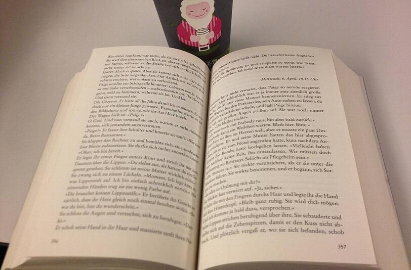 Kaffeetrinken und dicke Bücher lesen: Zugfahren hat auch gute Seiten.