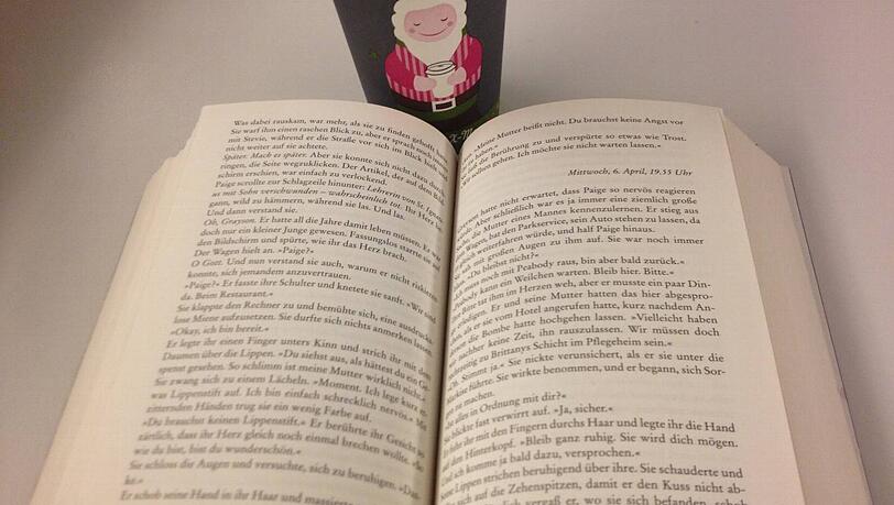 Kaffeetrinken und dicke Bücher lesen: Zugfahren hat auch gute Seiten. Kaffeetrinken und dicke Bücher lesen: Zugfahren hat auch gute Seiten.