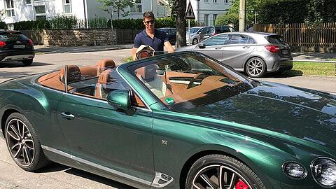 Robert Lewandowski steigt nach seinem Corona-Test an der Säbener Straße in seinen Bentley.