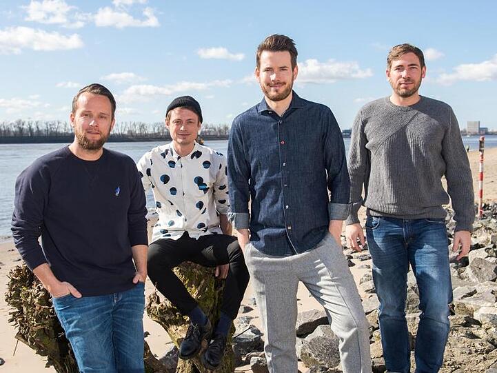 Kristoffer Hünecke (l-r), Jakob Sinn, Johannes Strate und Niels Kristian Hansen an der Elbe bei Övelgönne.