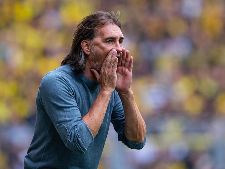 Augsburgs Cheftrainer Martin Schmidt steht an der Seitenlinie und gibt Anweisungen an seine Spieler. Foto: Guido Kirchner/Archivbild
