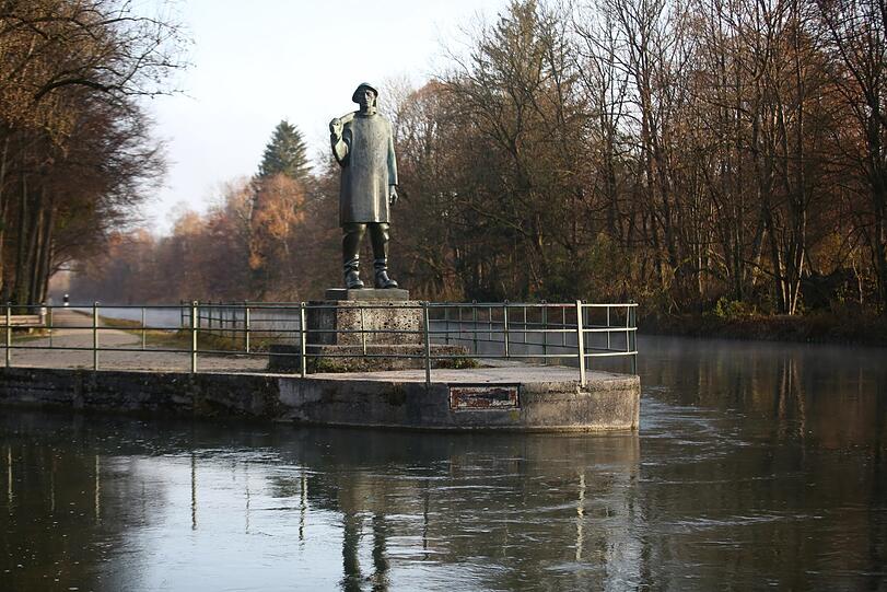 Im Stil seiner Zeit: Der Flößer steht seit 1939 am Isarwerkkanal, genau da, wo der zur Floßlände abzweigende Floßkanal abbiegt.