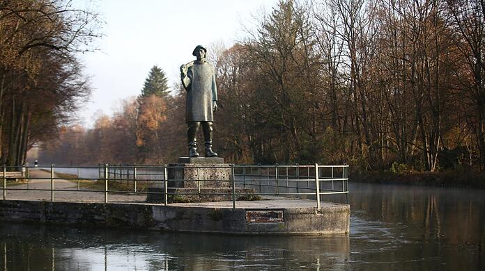 Im Stil seiner Zeit: Der Flößer steht seit 1939 am Isarwerkkanal, genau da, wo der zur Floßlände abzweigende Floßkanal abbiegt.