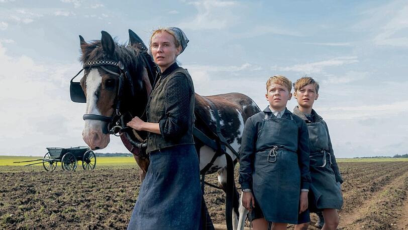 Bäuerin Tessa (Diane Kruger) lässt den zwölfjährigen Nanning (Jasper Billerbeck) und seinen besten Freund Hermann (Kian Köppke) bei sich auf dem Feld arbeiten, um ihre Familien zu ernähren.