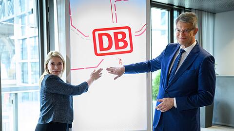 Verkehrsminister Patrick Schnieder und Bahn-Chefin Evelyn Palla w&auml;hrend einer Pressekonferenz in Berlin.