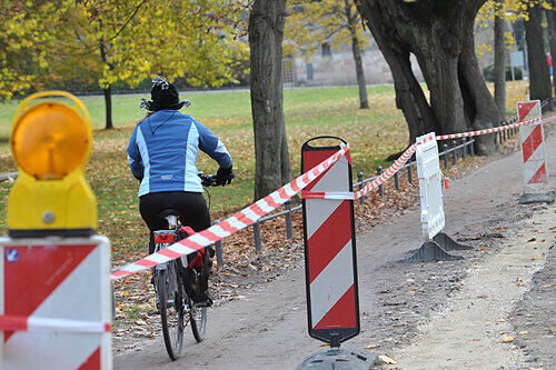 Nach einer Woche musste der frischsanierte Radweg entlang der Hallerwiese in Nürnberg schon wieder aufgegraben werden.
