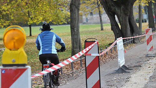 Nach einer Woche musste der frischsanierte Radweg entlang der Hallerwiese in Nürnberg schon wieder aufgegraben werden. Nach einer Woche musste der frischsanierte Radweg entlang der Hallerwiese in Nürnberg schon wieder aufgegraben werden.