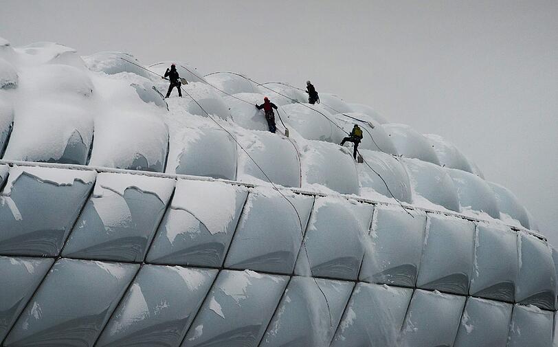 Ein halber Meter Neuschnee geht auch an der Allianz Arena nicht spurlos vorbei. Professionelle Kletterer befreiten das Stadion heute von den Schneemassen.