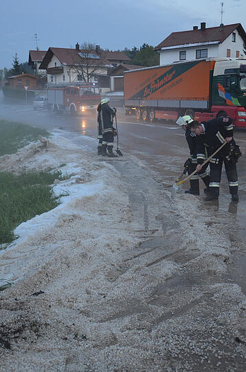 Für Feuerwehr und Bauhof bedeutete dies einen arbeitsreichen Samstagabend.