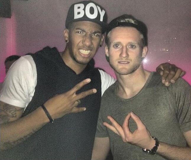 Bayern-Star Jerome Boateng (l.) feiert mit Andre Schürrle.