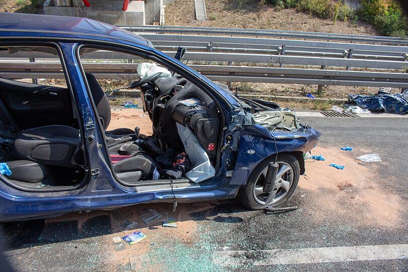 Der Pkw wurde komplett zerstört, sowohl die Fahrerin als auch der Fahrer erlitten schwere Verletzungen. Auch viele Insassen im Bus wurden verletzt. Die Bilder vom Unfallort auf der A73 bei Nürnberg.