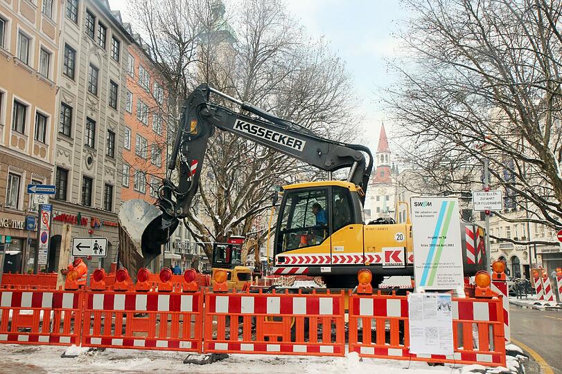 Isartor: Auch am Isartor ist&rsquo;s laut: Hier wird die Straßendecke erneuert. Und die Mitte des Tals bleibt auch nicht verschont: An der Ecke zur Dürnbräugasse, werden bis nächste Woche neue Wasserleitungen gelegt.