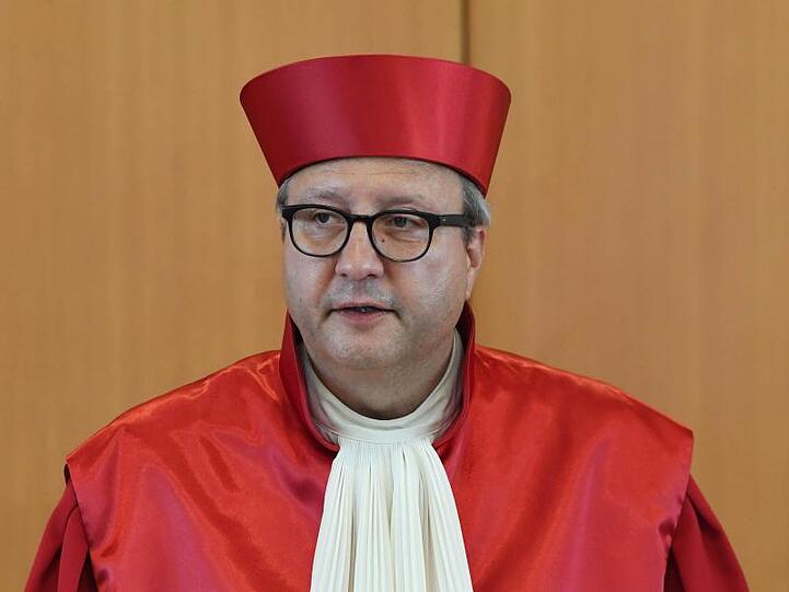Der Vorsitzende des Zweiten Senats und Präsident des Bundesverfassungsgerichts wies auf den möglichen Entzug der staatlichen Parteienfinanzierung hin.