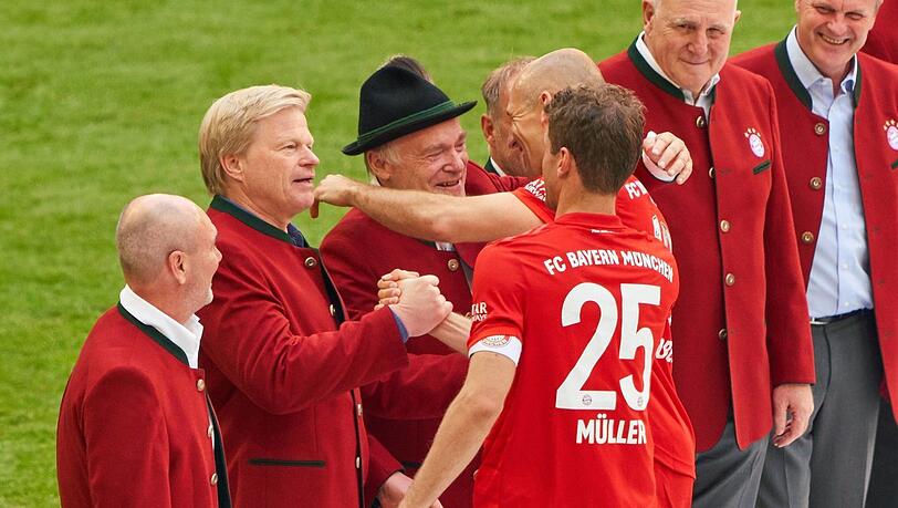 Handschlag zweier Bayern-Ikonen: Der einstige Torwart und jetzige Vorstand Oliver Kahn und Thomas Müller (Nr. 25).
