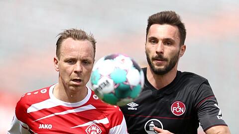 Der Würzburger Arne Feick (l) kämpft mit dem Nürnberger Fabian Schleusener um den Ball.