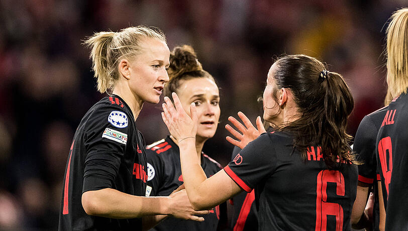 Lea Schüller (l.) lässt sich für ihren Treffer zum 1:0 feiern.