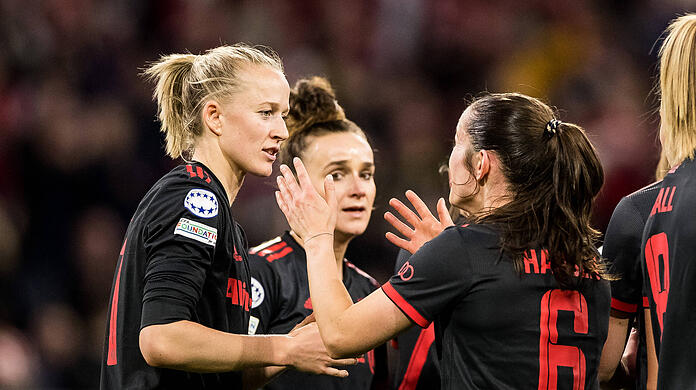 Lea Schüller (l.) lässt sich für ihren Treffer zum 1:0 feiern.