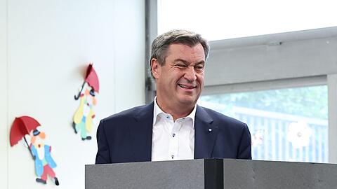Markus Söder, CSU-Spitzenkandidat und Ministerpräsident von Bayern, gibt seine Stimme ab.