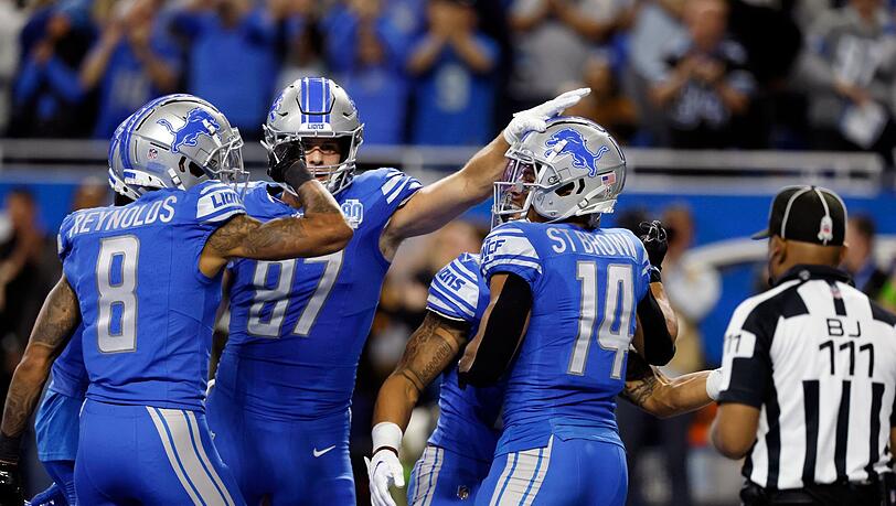 Detroits Amon-Ra St.Brown (r) jubelt mit seinen Mitspielern, nachdem er einen Touchdown erzielt hat.