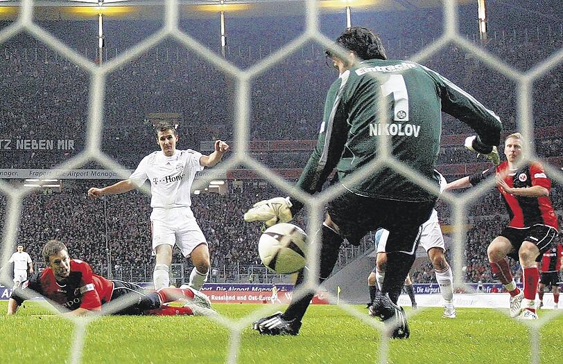 Der Treffer, der die Wende einleitet: Miroslav Klose (weißes Trikot) vollstreckt nach einer Hereingabe von Ribéry zum 1:1. Frankfurts Torwart Oka Nikolov hat aus dieser Distanz keine Chance mehr zu reagieren. Foto: Getty Images